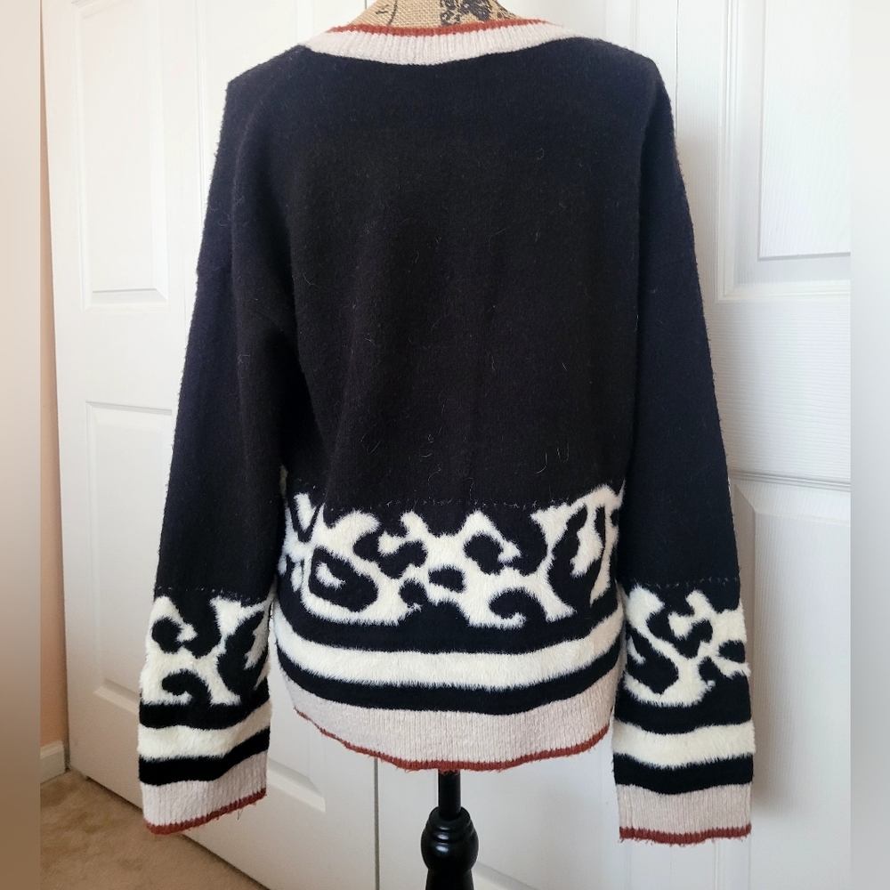 🖤 Hem & Thread Sweater - Picture 4 of 4